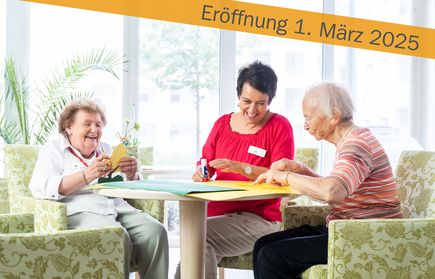 Drei Frauen basteln gemeinsam am Tisch Banner Eröffnung 1. März 2025